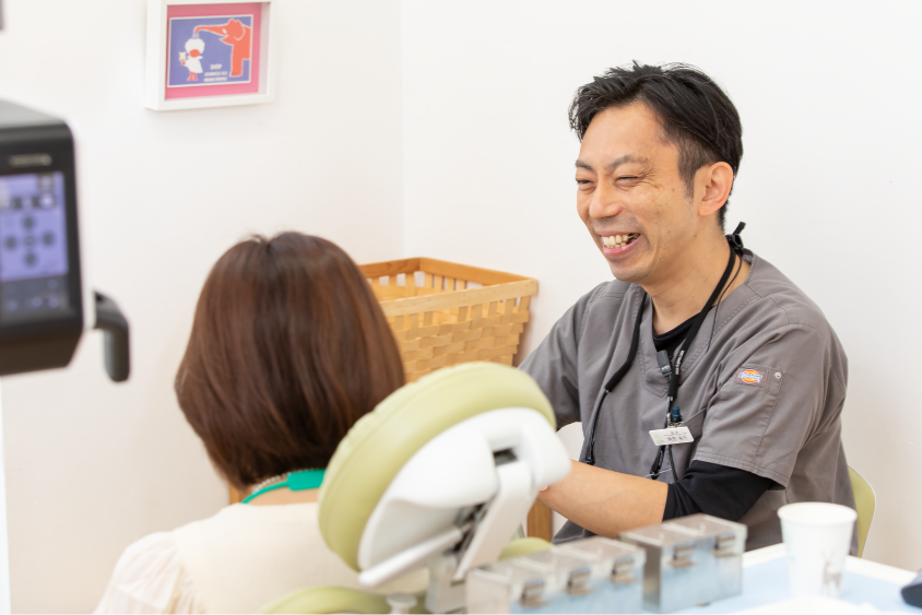 笑顔で患者さんと話す院長