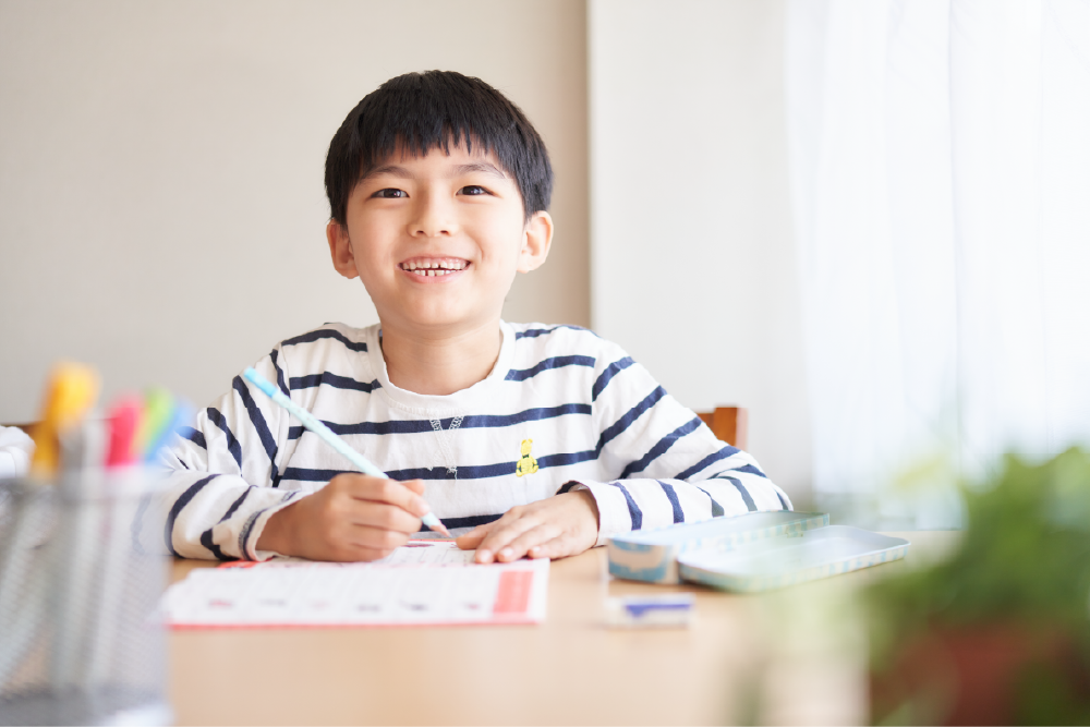 自宅で宿題をする男の子