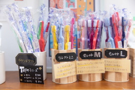 親子にケアグッズを勧めるスタッフ