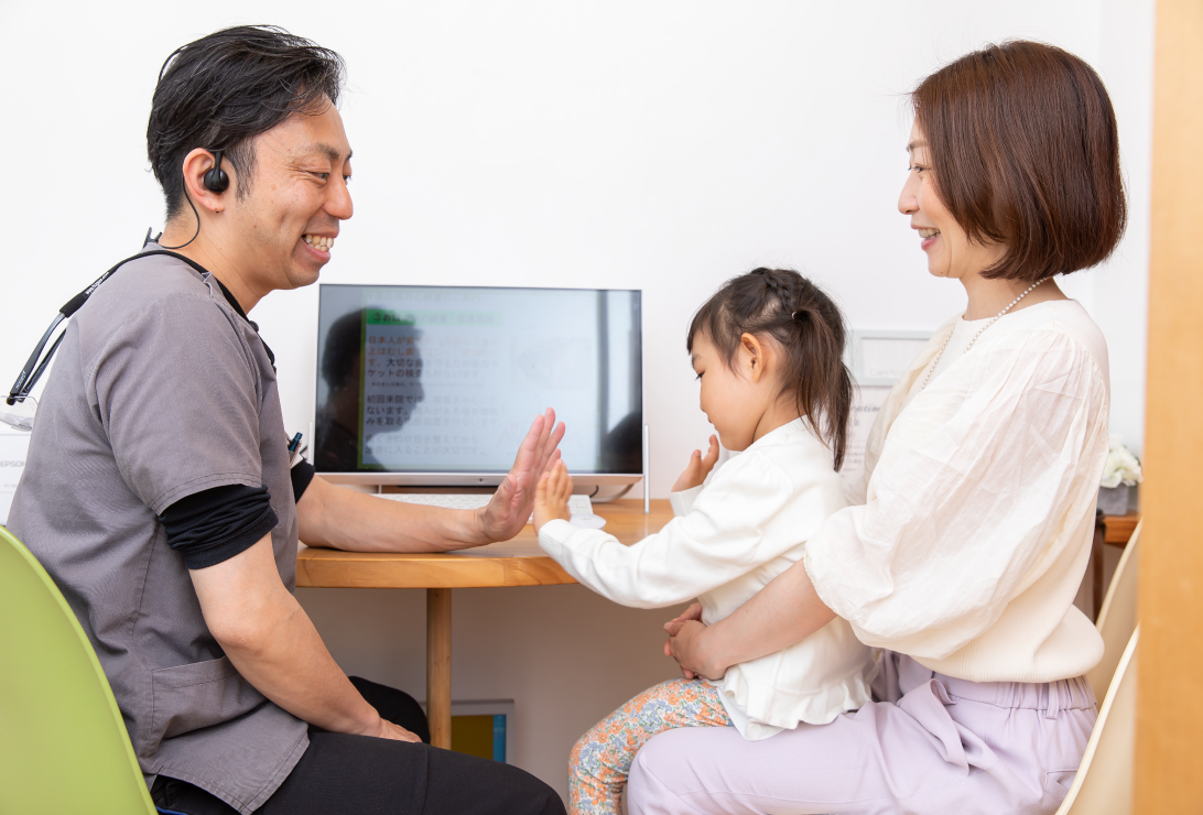 院長と親子がカウンセリングルームで話す様子