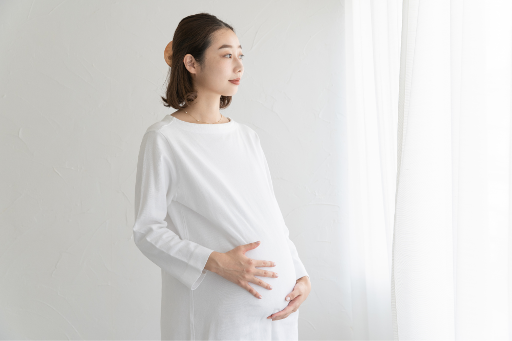 お腹を抑える妊婦さん