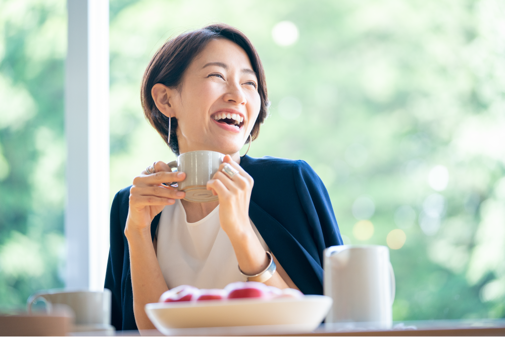 笑顔で食事を楽しむ女性