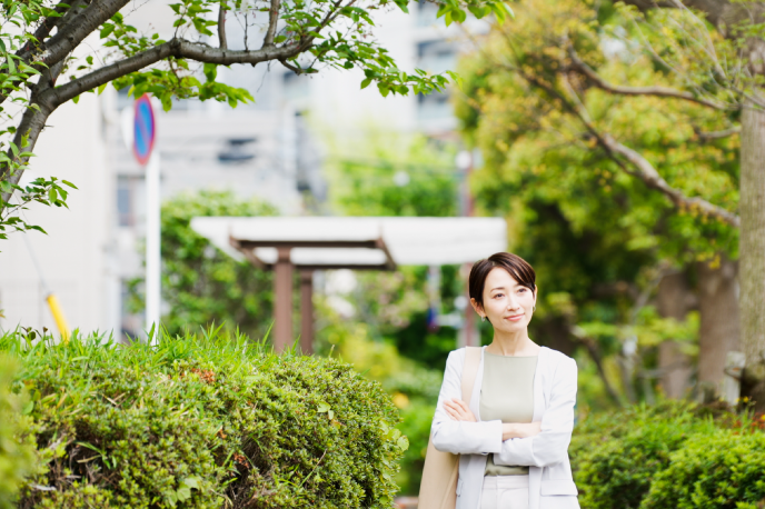 外を歩く女性