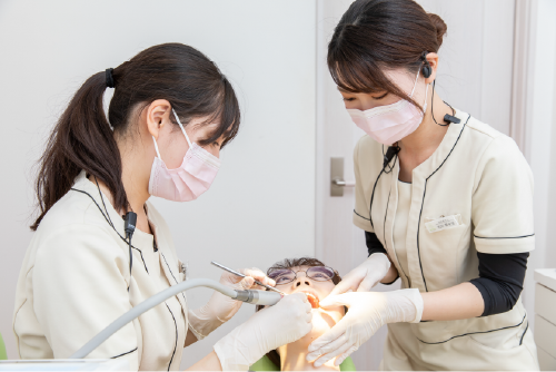 スタッフ同士、和気藹々と相談する様子