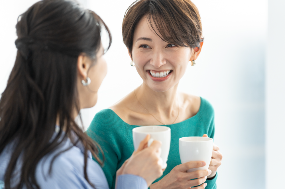 友人とコーヒーを飲む女性